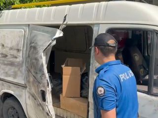 Adana'da cezaevindeki ağabeyinin minibüsünü uyuşturucu hap deposuna dönüştürdü