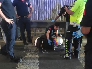 İstanbul'da otomobile çarpan motosiklet sürücüsü yola savruldu