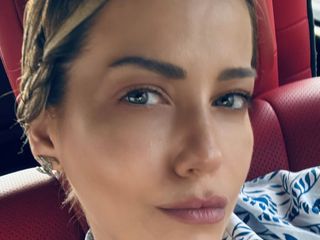 Oyuncu Sera Tokdemir'den camlarını silen işçilere jest