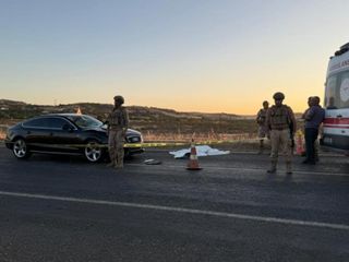 Diyarbakır'da yolun karşısına geçmeye çalışan yaşlı çifti kaza ayırdı