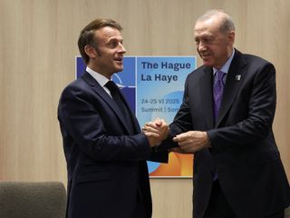 Rus medyasından Macron yorumu: Erdoğan'ı alt etmeye çalıştı, beyblade gibi döndü
