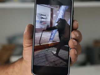 Sivas'ta şaşkın bakışlar arasında korkusuzca 1,5 metrelik yılanı yakaladı