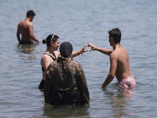 Bodrum'da hava sıcaklığı 40 dereceyi gördü, sahiller doldu