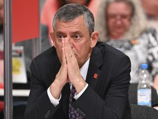 Almanya'da SPD Kongresi’ne katılan Özgür Özel'in düşünceli halleri