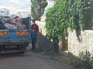 Mardin'de koku yayılan evden 2 kamyon çöp çıkarıldı