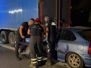 Bursa'da kamyonun altına giren otomobildeki 1 kişi öldü