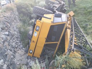 Erzurum’da devrilen vinç operatöründen kaçarken altında kaldı