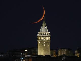 İstanbul'da hilal ile Galata Kulesi aynı karede