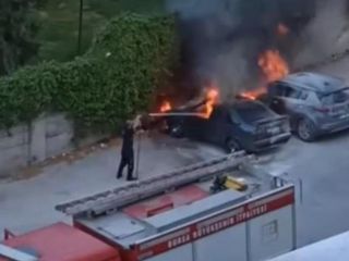 Bursa'da park halindeki araçtaki yangın, başka araca sıçradı
