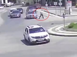 Bursa’da aracın çarptığı yaya, bir şey olmamış gibi ayağa kalktı