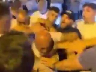 Bursa'da seyyar satıcılar ve zabıtaların kavgası kamerada