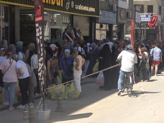 Yalova'da mağaza açılışında indirim izdihamı