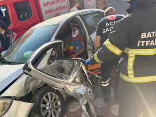 Batman’da iki otomobilin kafa kafaya çarpışması sonucu sürücü araçta sıkıştı