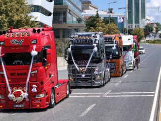 İstanbul'da son model tırlarla düğün konvoyu