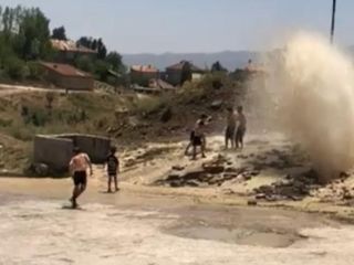 Hakkari'de patlayan su hattı, çocukların serinleme eğlencesi oldu