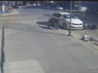 Antalya’da otomobille çarpışan motosiklet sürücüsü metrelerce savruldu
