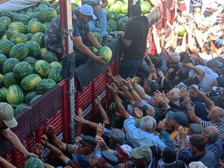 Adana'dan getirdiği 26 ton karpuzu Tokat'ta 45 dakikada dağıttı