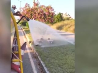 Antalya'da belediye arazözü, çocukları su sıkarak serinletti