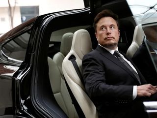 Satışlar düşüyor: Elon Musk, Tesla'daki üst yöneticiyi kovdu