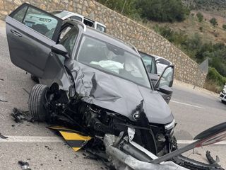 Tokat'ta bariyerlere çarpan otomobildeki 8 kişi yaralandı