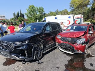 Antalya’da iki otomobil çarpıştı: 7 yaralı
