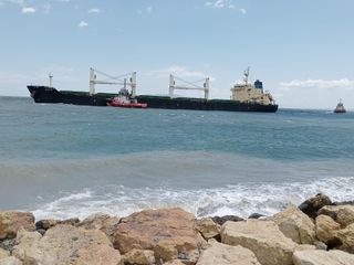 Tekirdağ'da karaya oturan gemi açığa çekiliyor