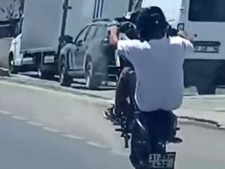 Hatay'da motosikletlinin tehlikeli hareketleri kamerada