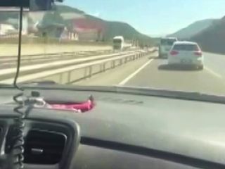 Sakarya'da bir sürücü yangın söndürmeye giden itfaiye ekiplerine yol vermedi