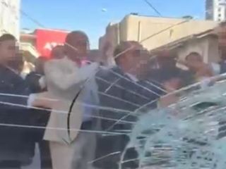İstanbul'da yolu kapatan düğün konvoyuna tepki gösterince saldırıya uğradı