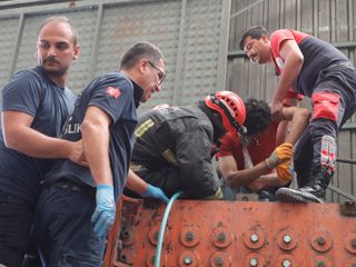 Antalya'da feci kaza: İşçi, plastik kırım makinesine düştü