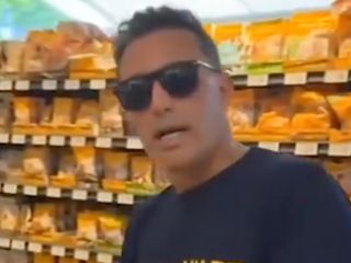 Mustafa Sandal'ın Almanya'da domates fiyatı araştırması
