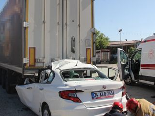 Manisa'da otomobil tıra çarptı: Baba ve 3 çocuğu can verdi