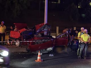 İstanbul Eyüpsultan'da direğe çarpan otomobil hurdaya döndü: 1 ölü