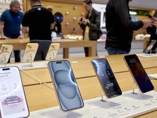 iPhone üretimine darbe: Çinli personeller geri dönüyor
