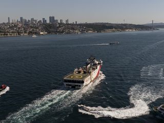 Oruç Reis Sismik Araştırma Gemisi, İstanbul Boğazı'ndan geçti