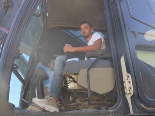 Hatay'da iş makinesi operatörünün alevlerin içinden son anda kurtulduğu anlar kamerada