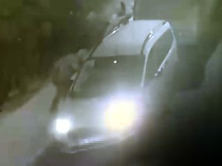 İstanbul'da sürücüsü otomobildeyken, torpidonun üzerindeki telefonu çaldı