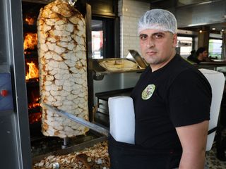 Adana'da dönerciler serinlemek için vücutlarına buz kalıbı bağlıyor