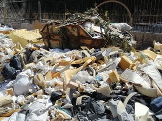 İzmir'in merkezindeki çöp dağları yangına davetiye çıkartıyor