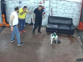 Sakarya'da oto tamircide levye ile dövüldü