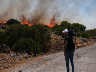 İzmir Çeşme'deki orman yangını otoyollara sıçradı
