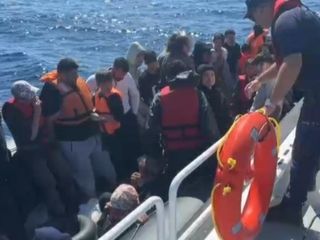 Çanakkale'de Yunanistan'ın ölüme ittiği göçmenler kurtarıldı