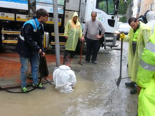 Trabzon'da sağanak: Cadde ve sokakları su bastı