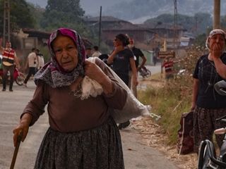 İzmir Ödemiş'te vatandaşlar, yangından kaçmaya çalışıyor
