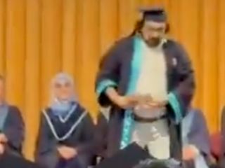 Boğaziçi Üniversitesi mezuniyet töreninde diplomasını yırttı