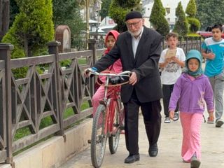Tokat'ta torunlarını her gün bisikletle Kur’an kursuna götürüyor