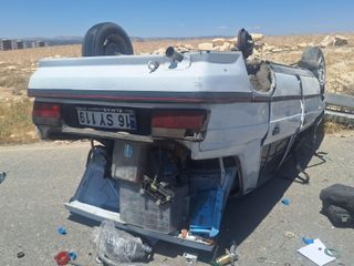 Şanlıurfa'da lastiği yerinden kopan otomobil devrildi: 2 yaralı