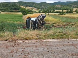 Tokat'ta kamyon şarampole devrildi