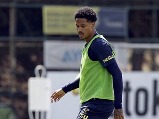Fenerbahçe, Jayden Oosterwolde'nin sözleşmesini uzatıyor