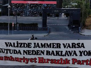 CHP İstanbul İl Başkanlığı'nın karşısına asılan pankart gündem oldu